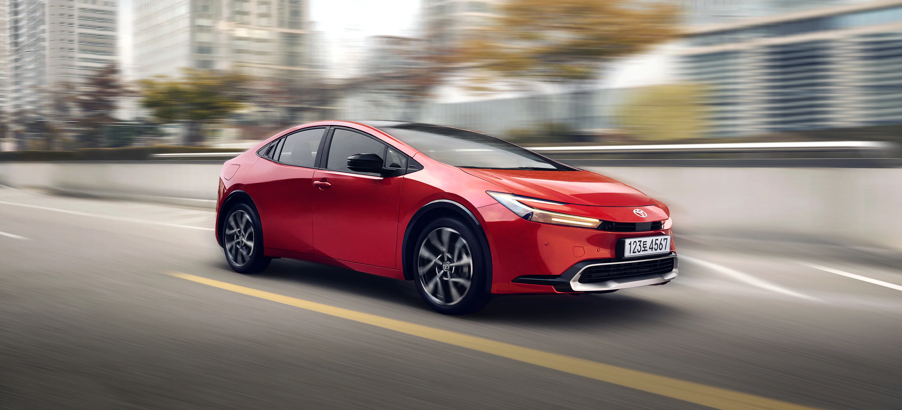 223PS 시스템 총 출력 19.4km/ℓ 복합연비 (가솔린 주행모드) 64km 1회 충전 주행거리 (복합기준)